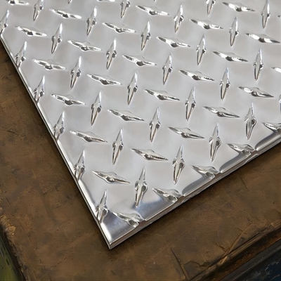1050 1100 3003 5052 placa a cuadros de aluminio de diamante grabado en relieve para señales de tráfico